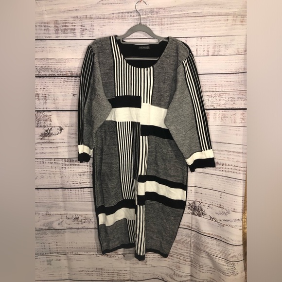 VENUS Black and White 3/4 Sleeve Scoop Neck Sweater Dress - Picture 2 of 14